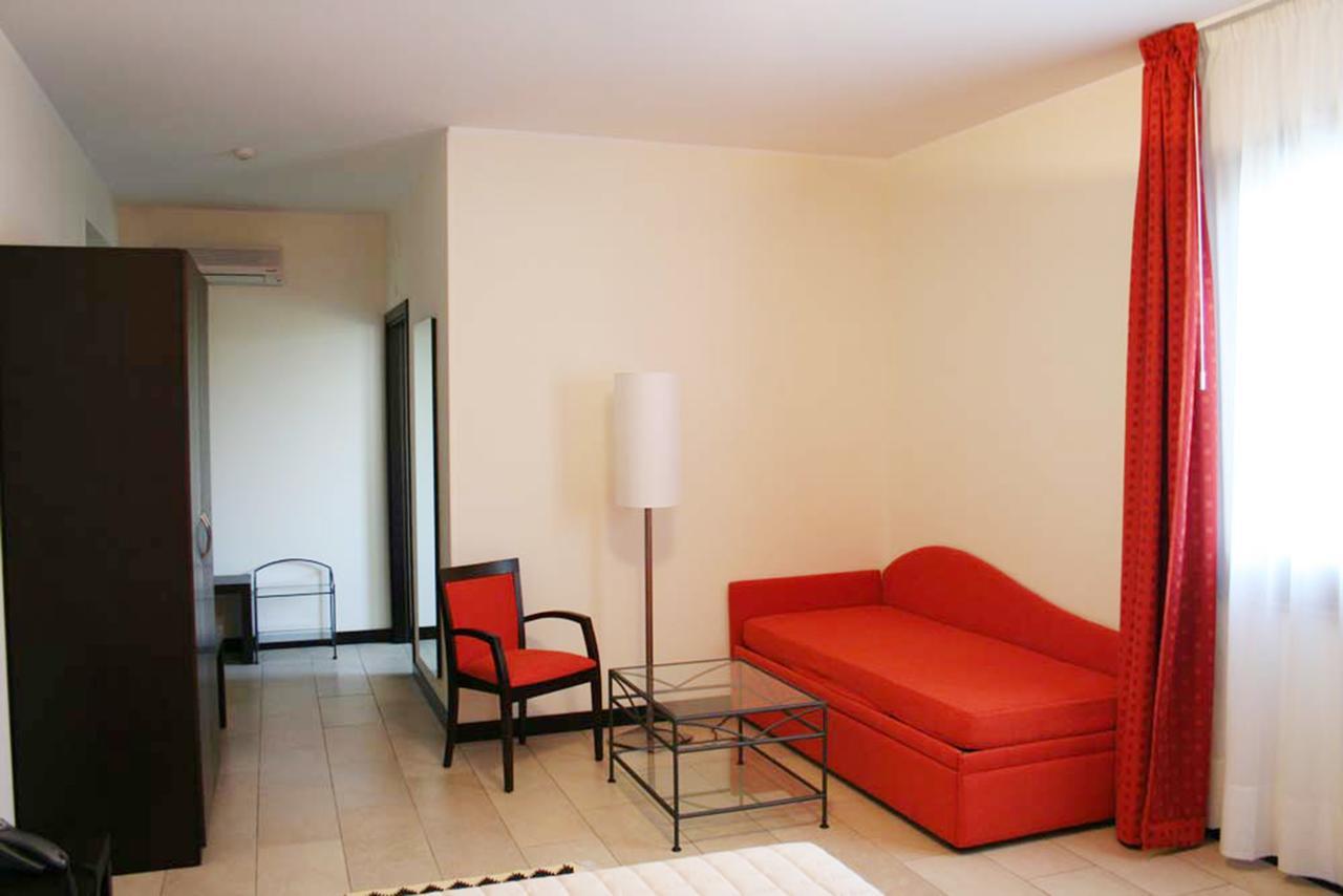 Hotel Al Ritrovo Кастеллуццо Экстерьер фото